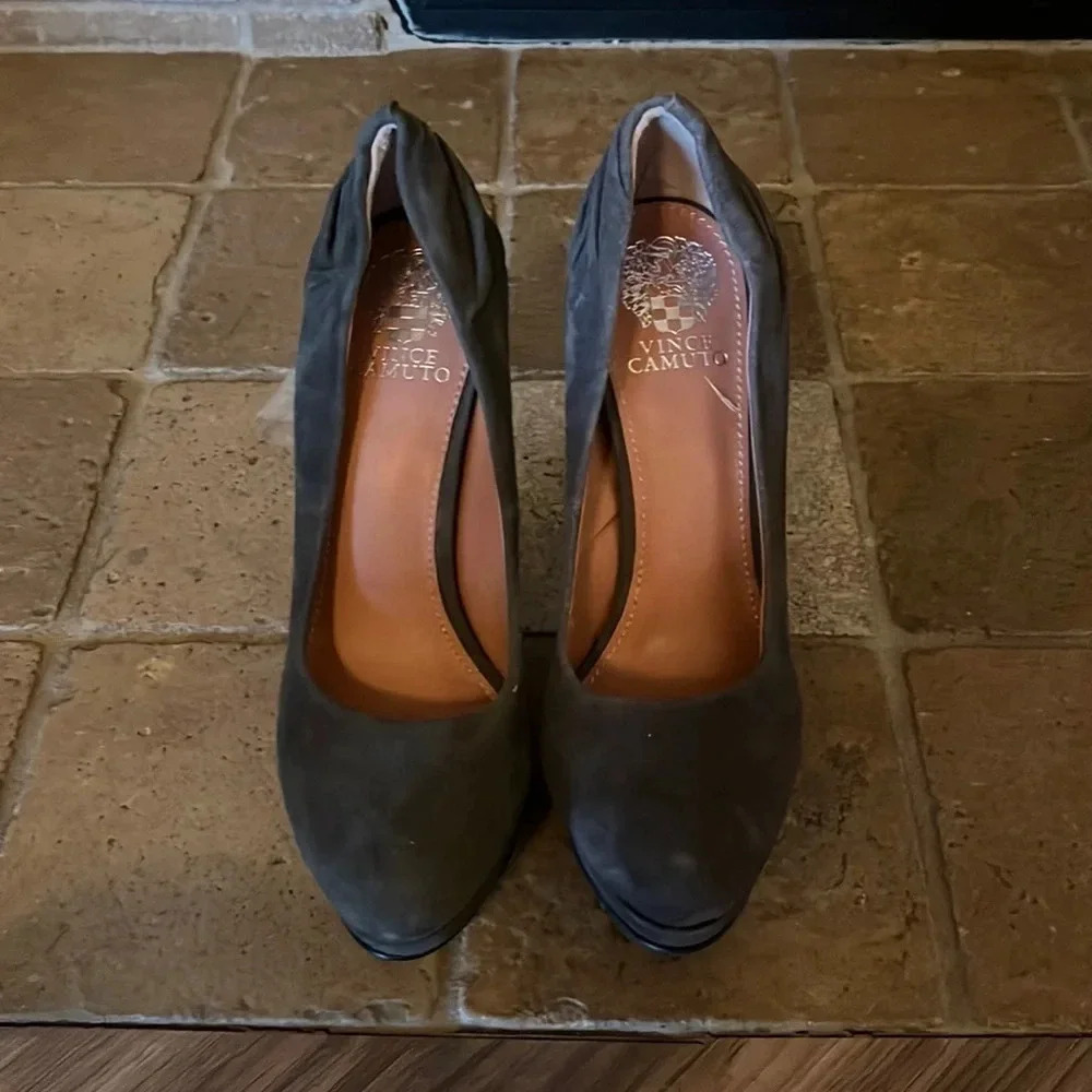 Vince Camuto grey suede heels (0025)